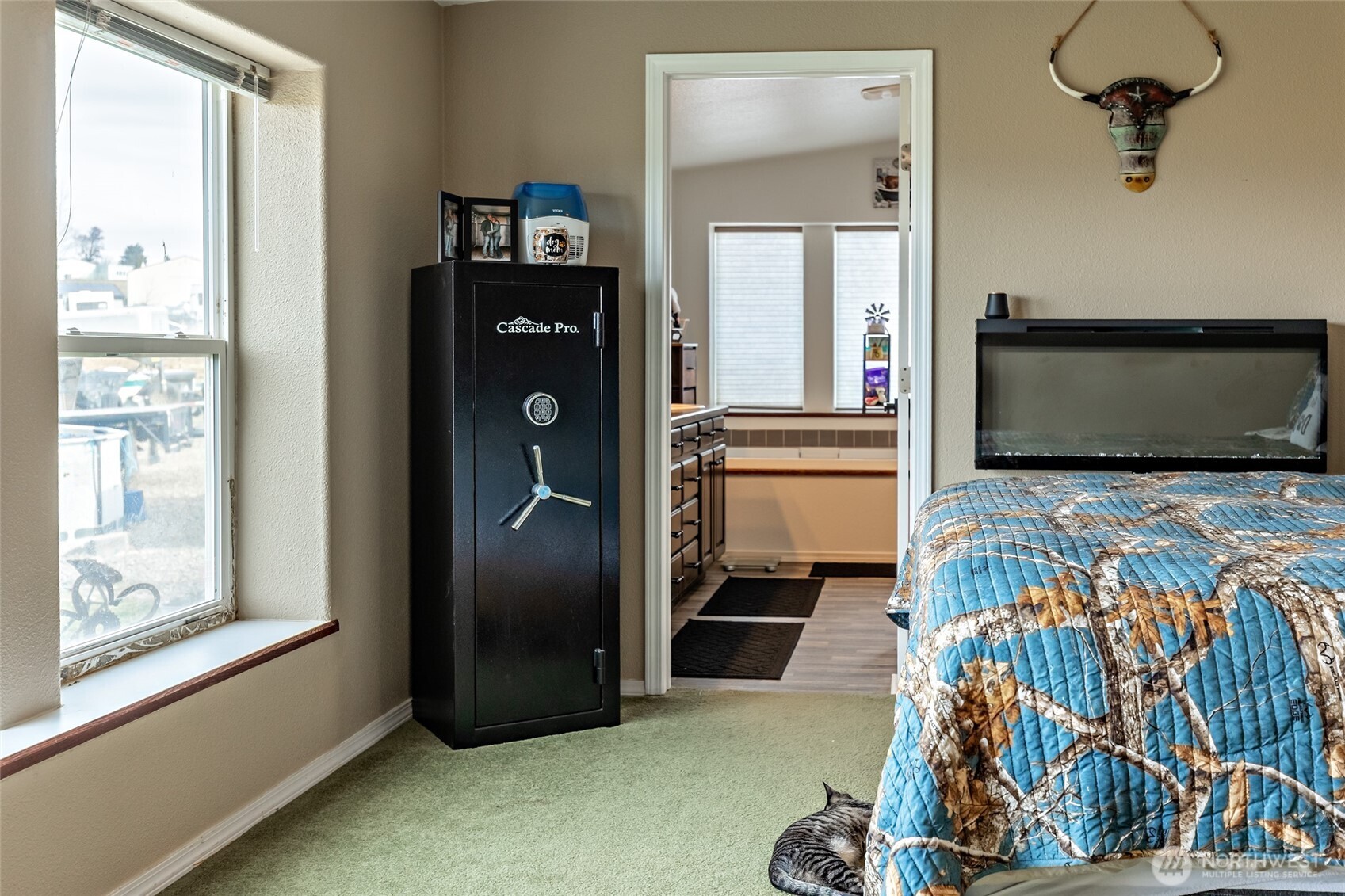 2416 Clerf Road Ellensburg, WA 98926 - Photo 15 of 35 a living room with furniture and a flat screen tv