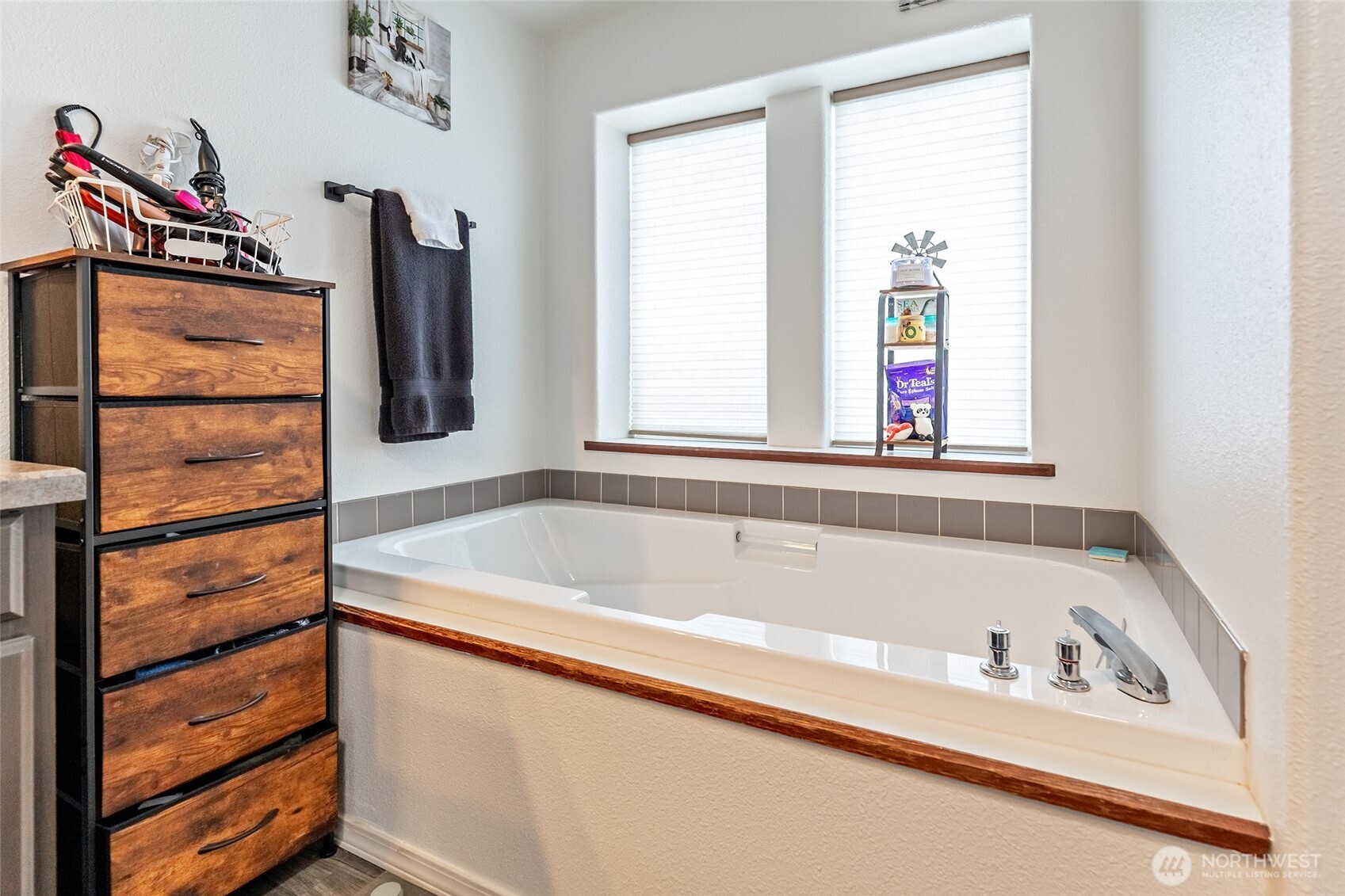 2416 Clerf Road Ellensburg, WA 98926 - Photo 18 of 35 a bathroom with a bathtub and a window