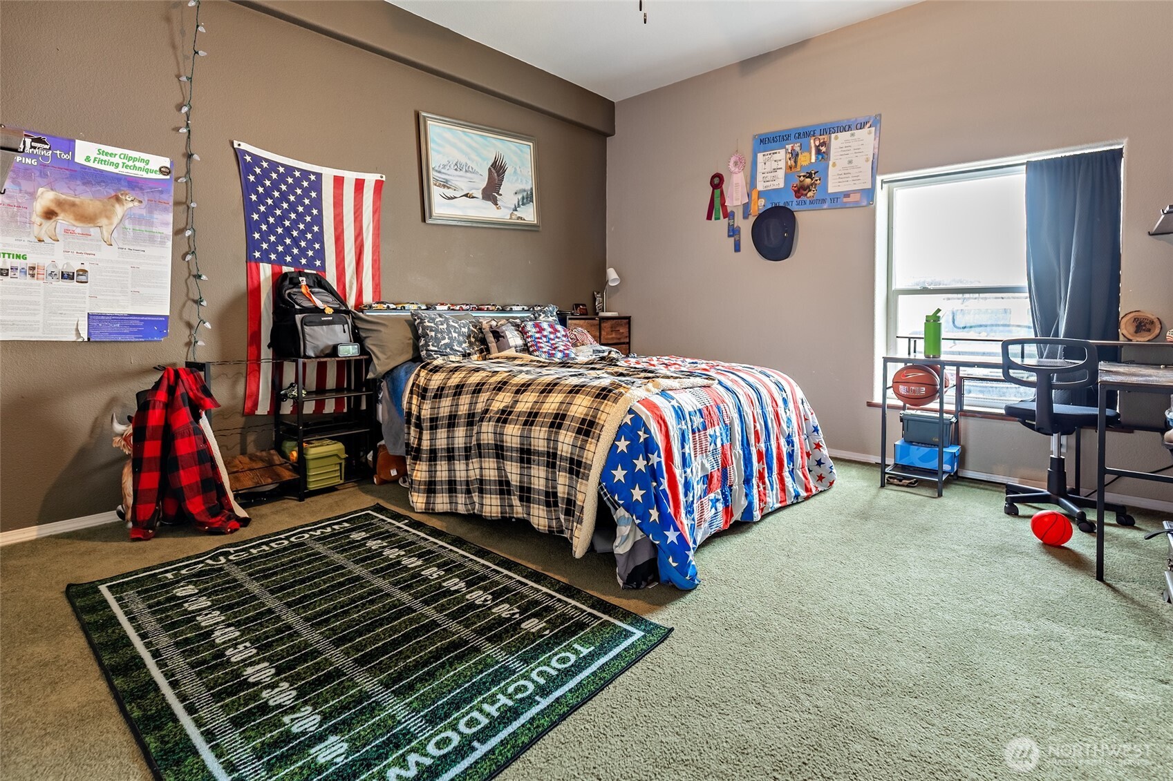 2416 Clerf Road Ellensburg, WA 98926 - Photo 21 of 35 a bedroom with a bed and a desk