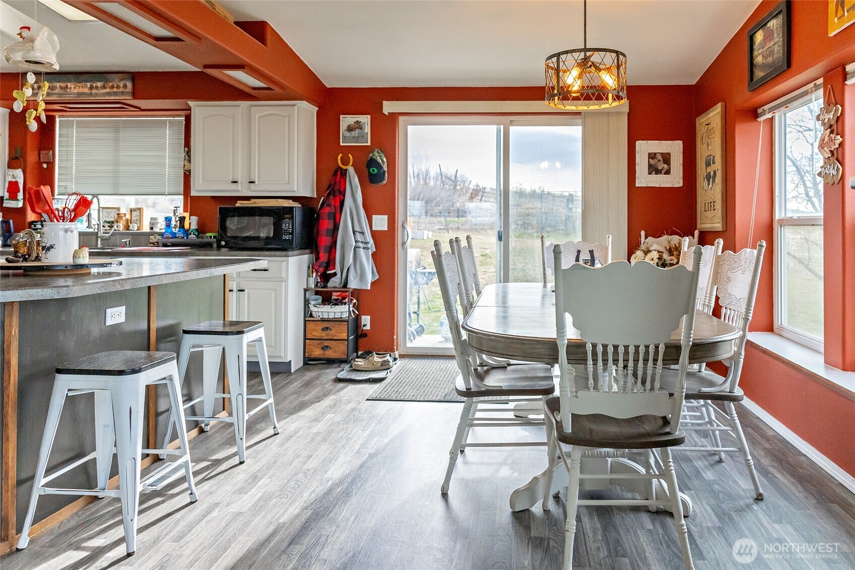 2416 Clerf Road Ellensburg, WA 98926 - Photo 25 of 35 a living room with furniture and a window