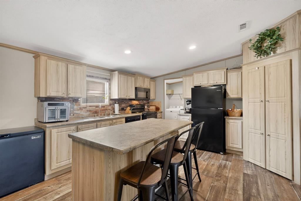 115 Vinall Circle Decatur, TX 76234 - Photo 8 of 23 a kitchen with stainless steel appliances a table and chairs in it