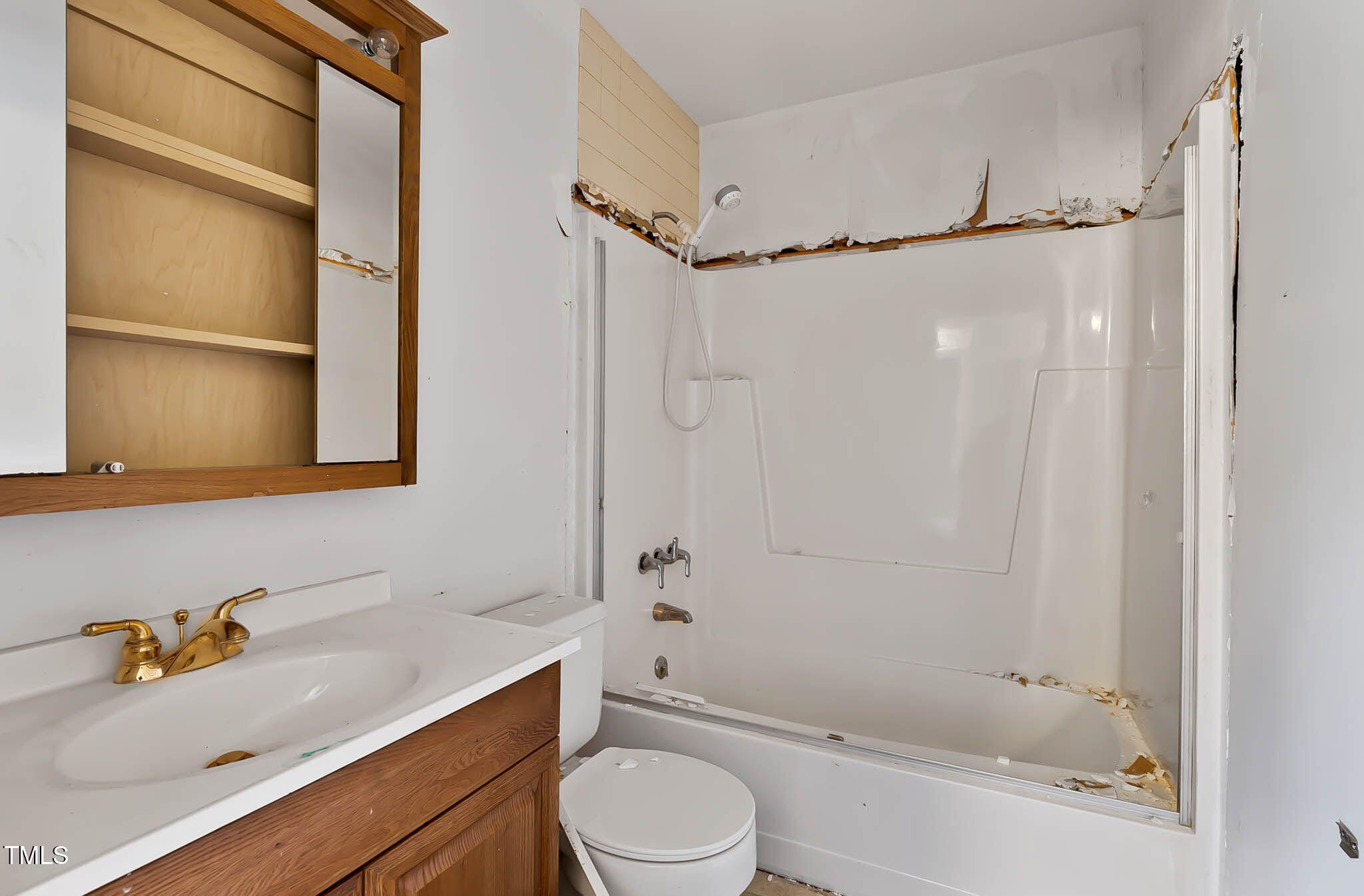 5931 Farm Gate Road Raleigh, NC 27606 - Photo 25 of 37 Full Bath - Second floor; Active leak from tub - Water has been turned off to tub