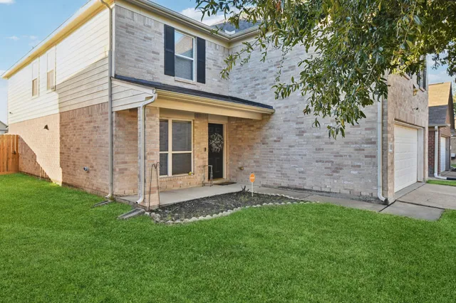 a view of front of a house with a yard