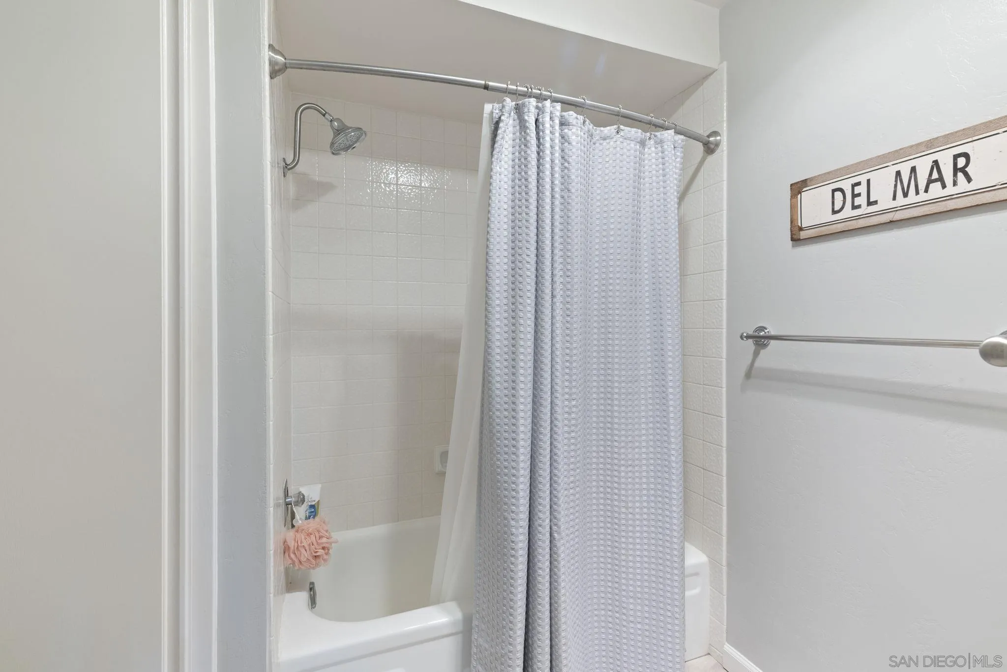 17617 Pomerado Road, Unit 112 San Diego, CA 92128 - Photo 11 of 26 a bathroom with a shower and a tub