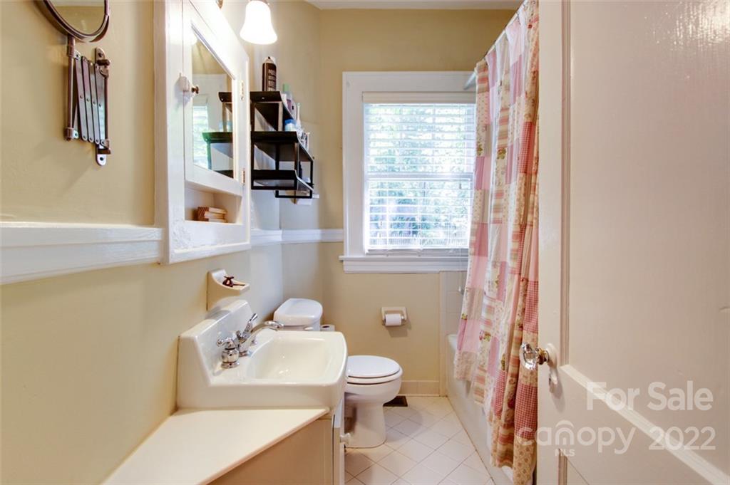 2123 Park Road Charlotte, NC 28203 - Photo 10 of 13 a bathroom with a sink toilet vanity and tub