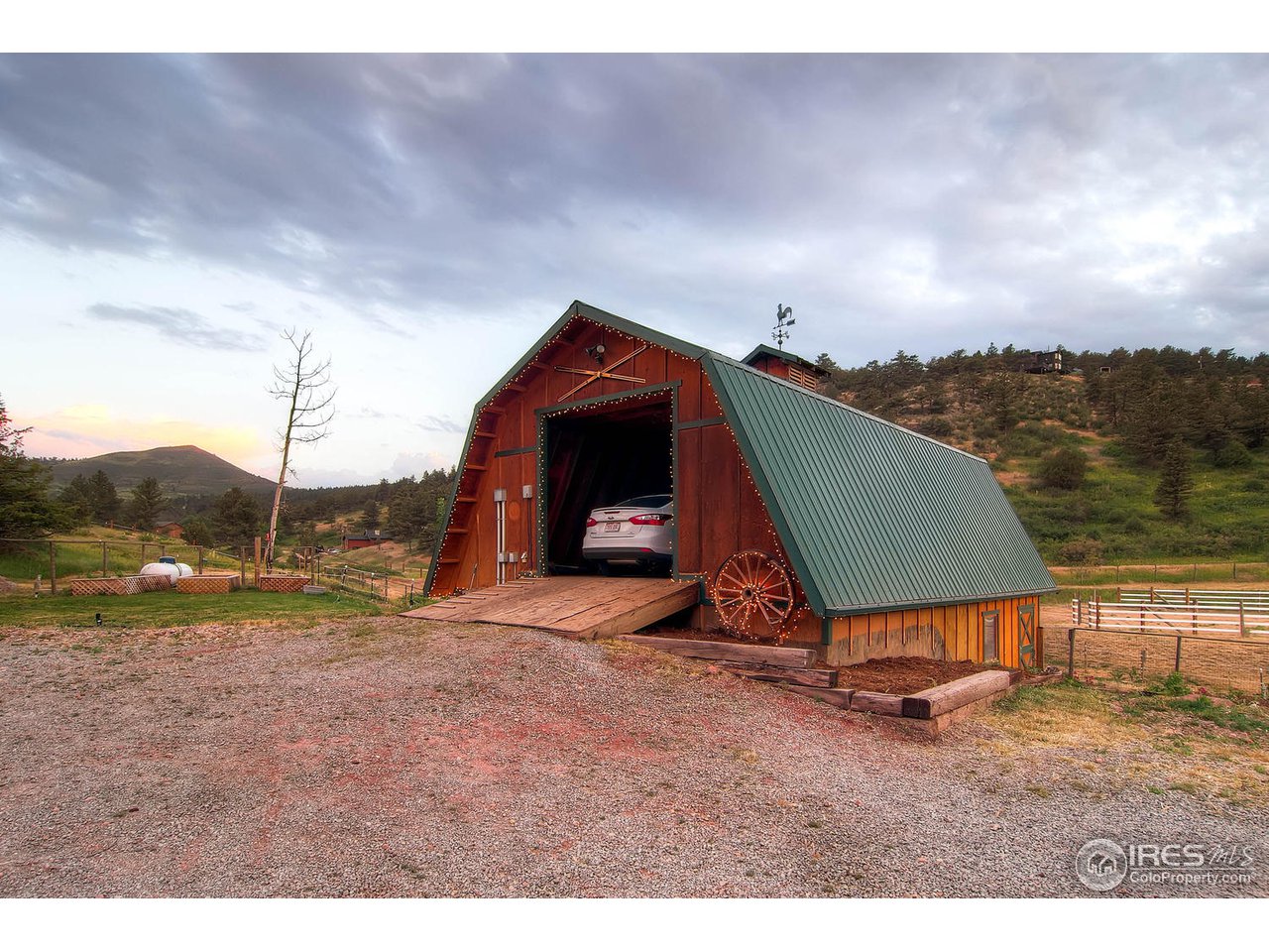 427 Red Gulch Road Lyons, CO 80540 - Photo 23 of 25 a backyard of a house with table and chairs