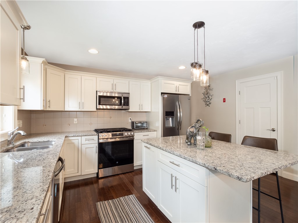 41 Hickory Road Cumberland, RI 02864 - Photo 10 of 33 Gallery Image 10