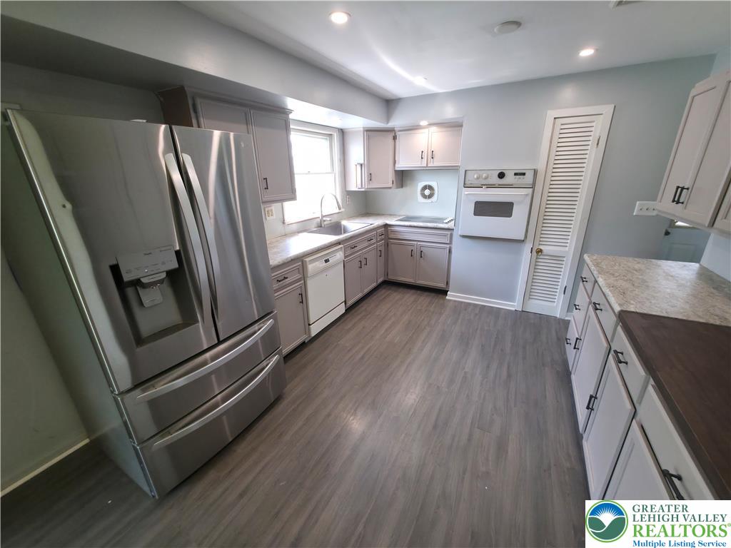 719 Keystone Avenue Bethlehem, PA 18018 - Photo 11 of 32 Culinary creations come to life in this kitchen, complete with modern appliances and abundant storage.