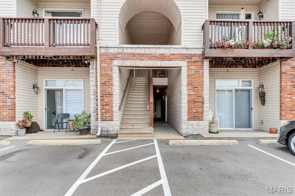 $157,500 | 1236 Garden Cir Drive, Unit M, St. Louis, MO 63125