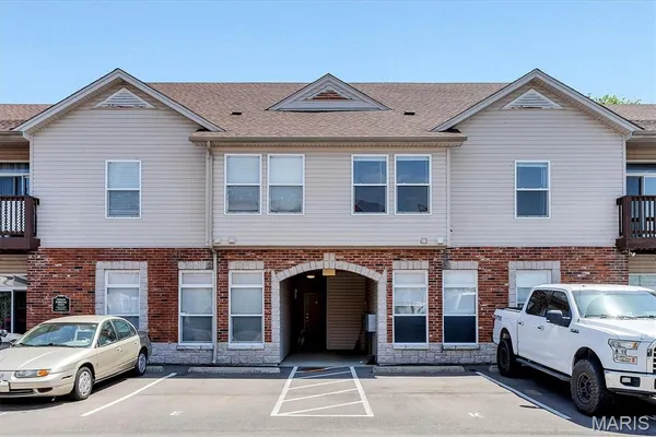 $157,500 | 1236 Garden Cir Drive, Unit M, St. Louis, MO 63125