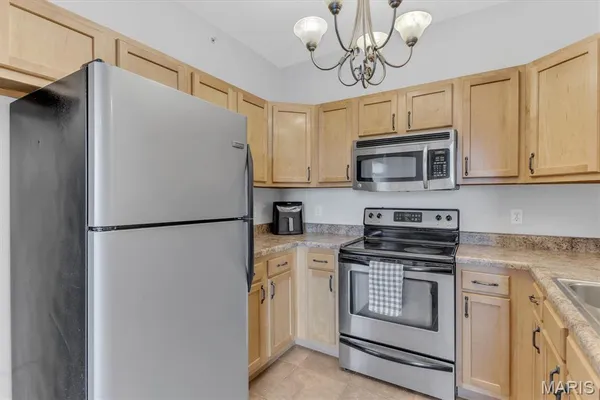$157,500 | 1236 Garden Cir Drive, Unit M, St. Louis, MO 63125