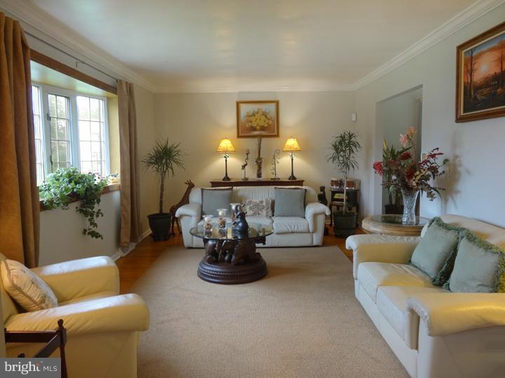 915 Roberts Road Warminster, PA 18974 - Photo 4 of 21 Living Room