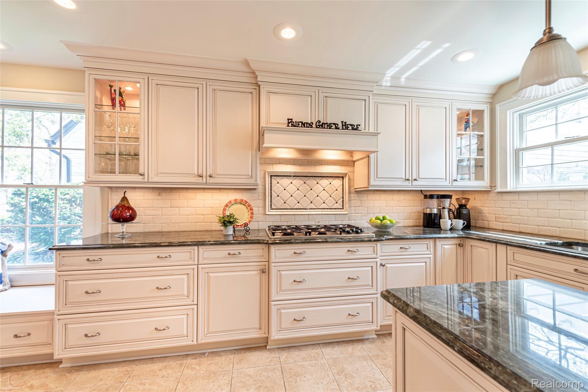 540 Rivenoak Street Birmingham, MI 48009 - Photo 11 of 34 Custom Backsplash