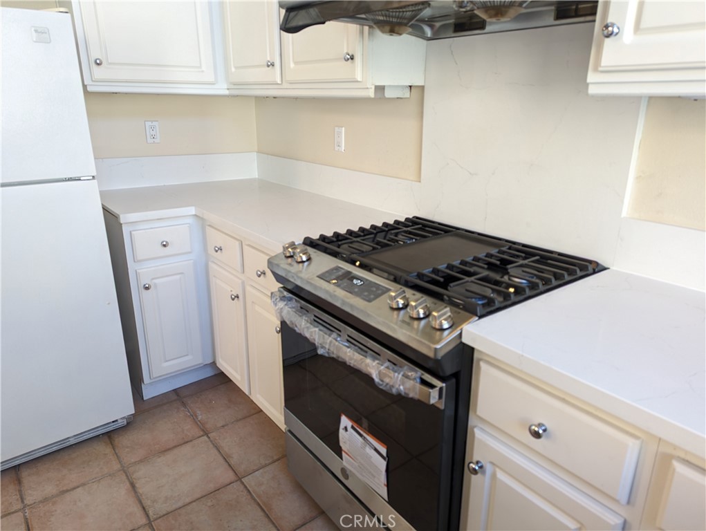 35 Del Cambrea Irvine, CA 92606 - Photo 18 of 21 a stove top oven sitting inside of a kitchen