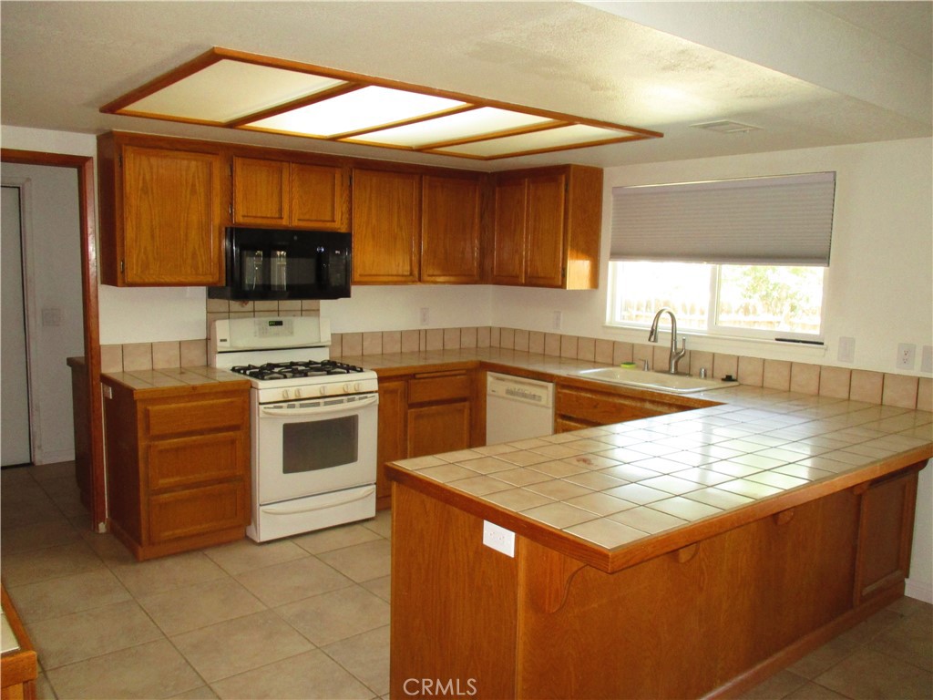 15412 Myalon Road Apple Valley, CA 92307 - Photo 14 of 56