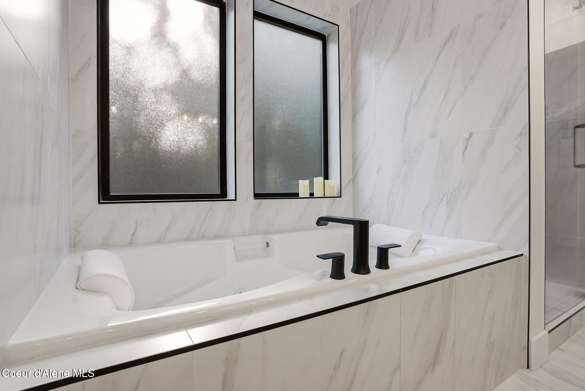 95 Klickitat Road Cocolalla, ID 83813 - Photo 28 of 66 Check out this Tub!!