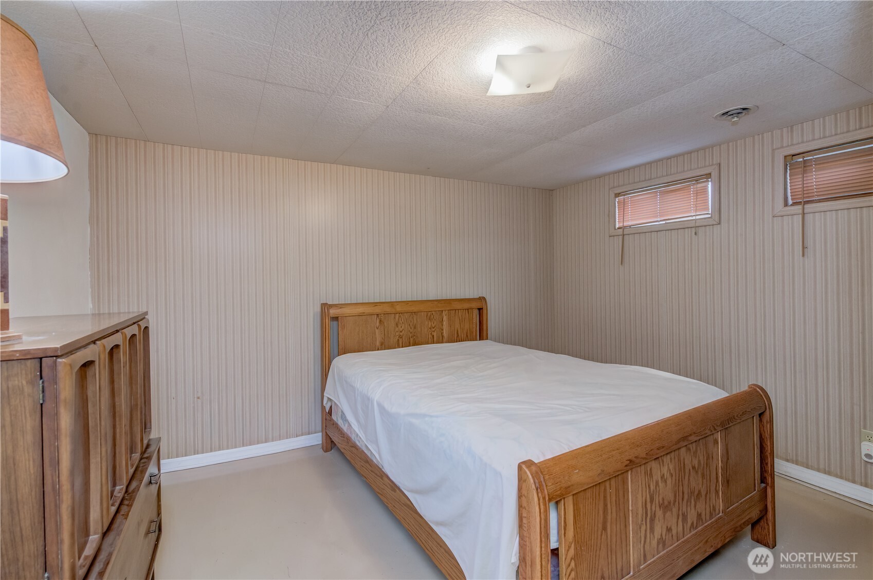 10586 P 2 Quincy, WA 98848 - Photo 14 of 20 a bed sitting in a bedroom next to a window