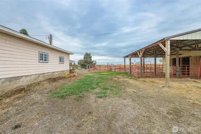 a view of a house with backyard and porch
