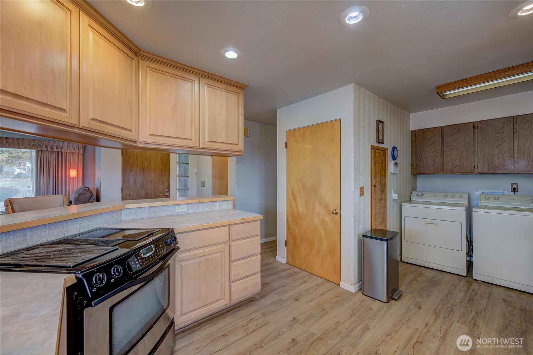 10586 P 2 Quincy, WA 98848 - Photo 6 of 20 a kitchen with a stove and a refrigerator