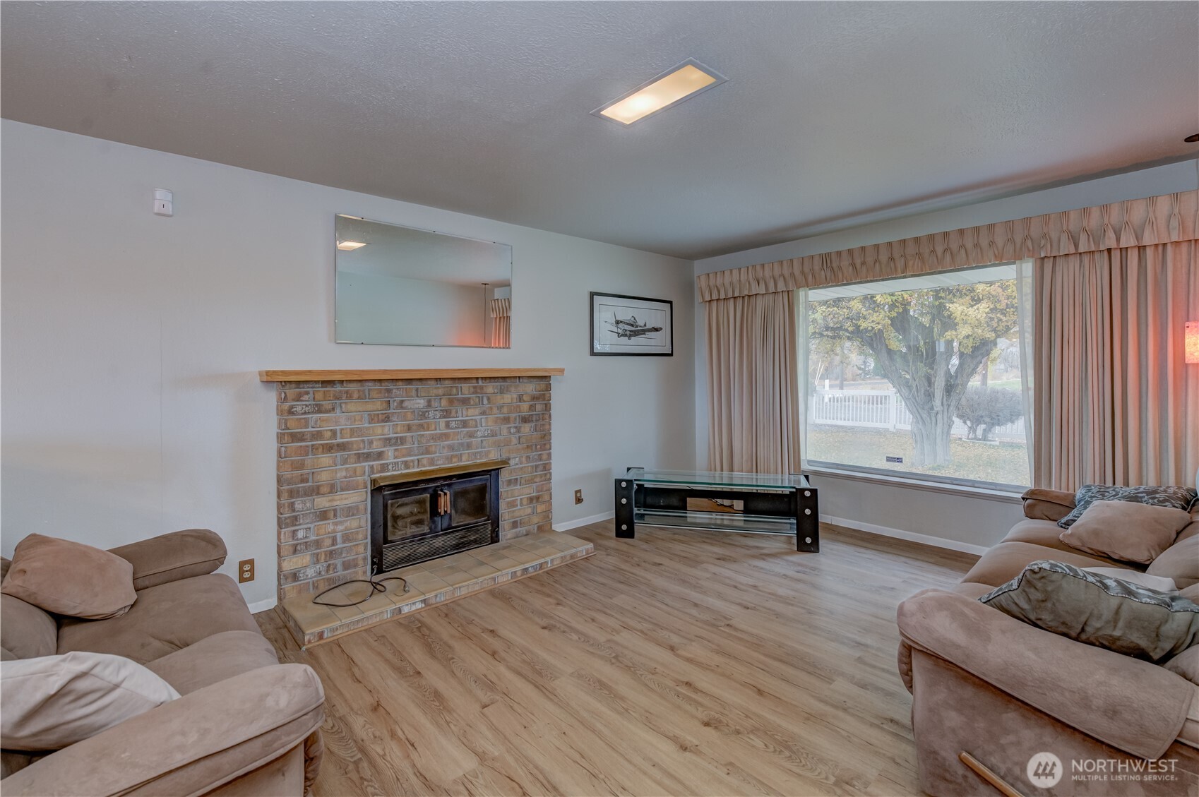 10586 P 2 Quincy, WA 98848 - Photo 7 of 20 a living room with furniture and a fireplace