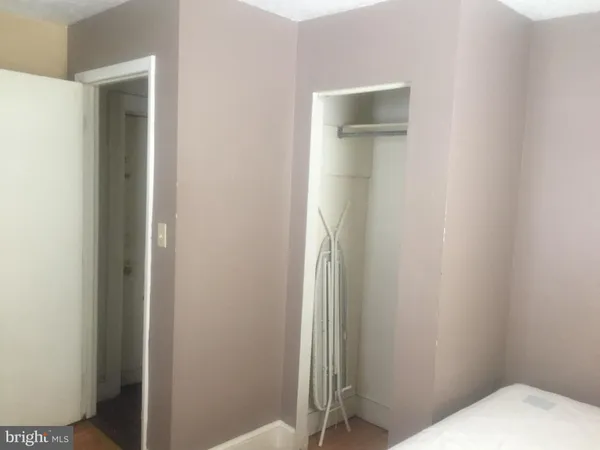 a view of empty room with window