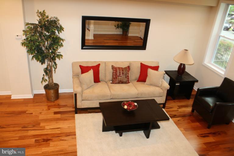 627 M Street Northeast Washington, DC 20002 - Photo 1 of 30 Living Room