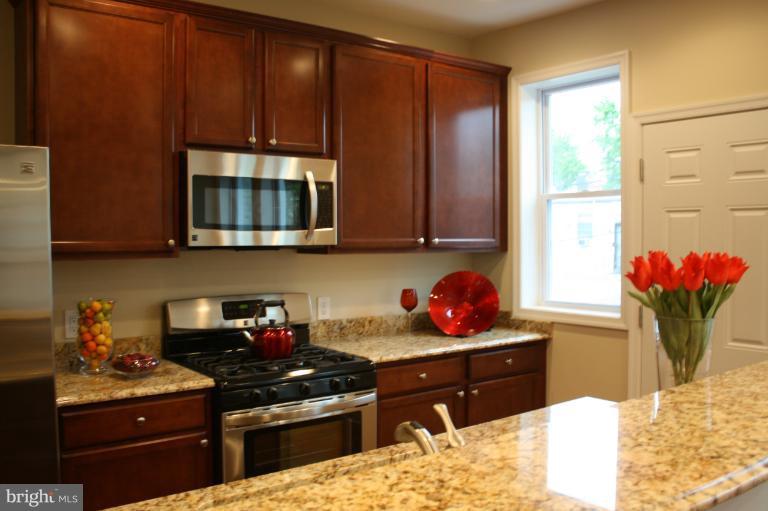627 M Street Northeast Washington, DC 20002 - Photo 22 of 30 Living Room