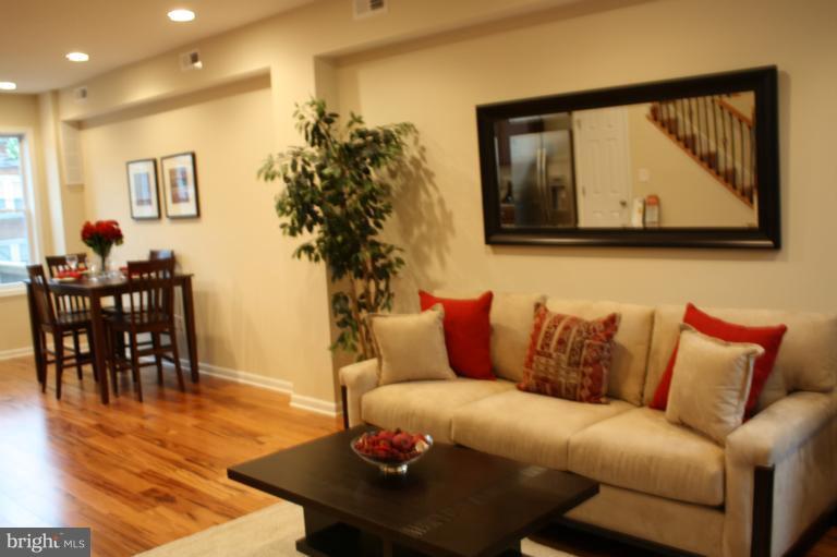 627 M Street Northeast Washington, DC 20002 - Photo 10 of 30 Living Room