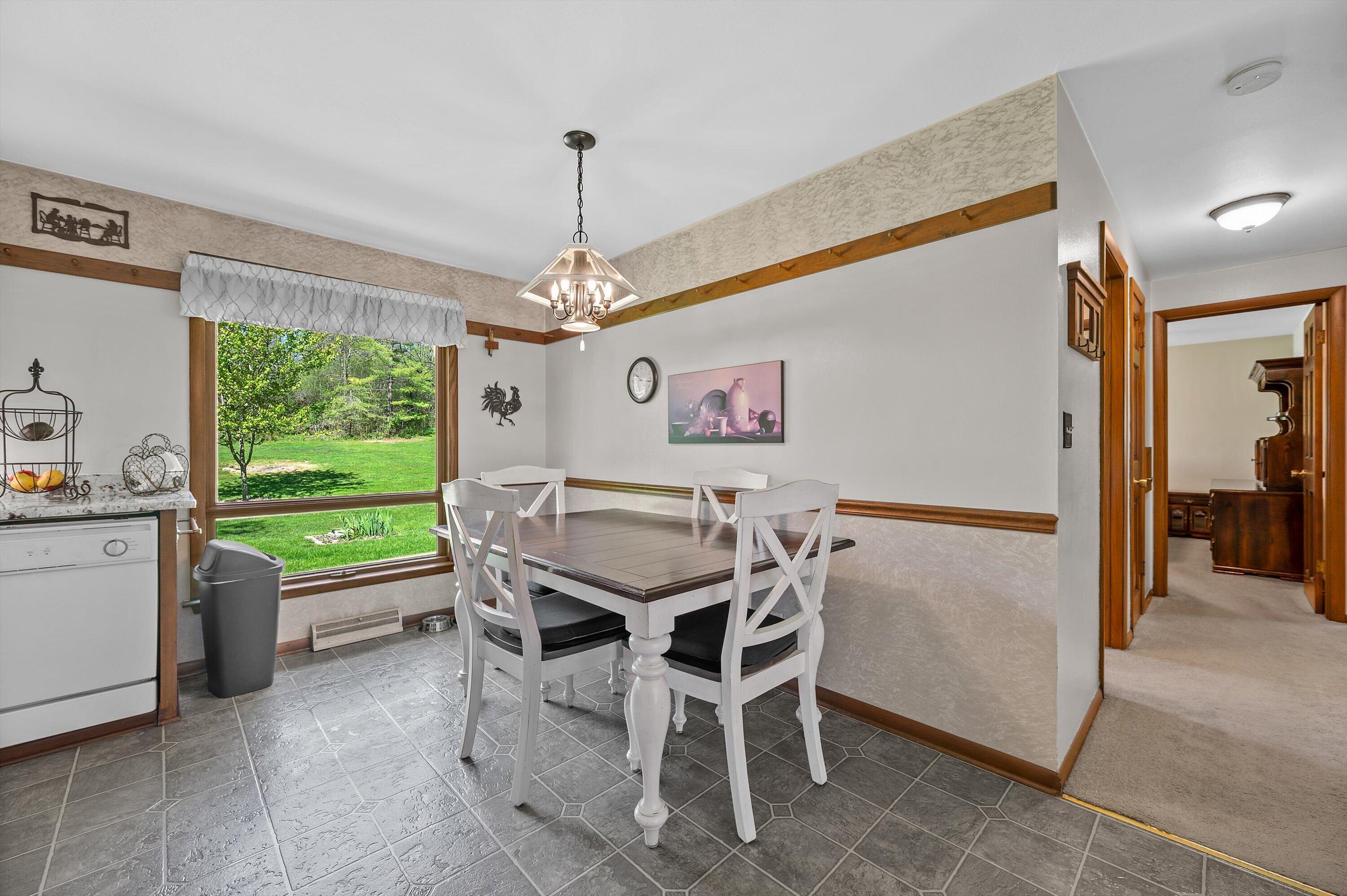 405 Plat Road Richfield, WI 53017 - Photo 9 of 42 Eat-in