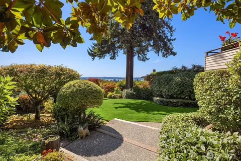 $4,950,000 | 9501 Northeast 13th Street, Clyde Hill, WA 98004