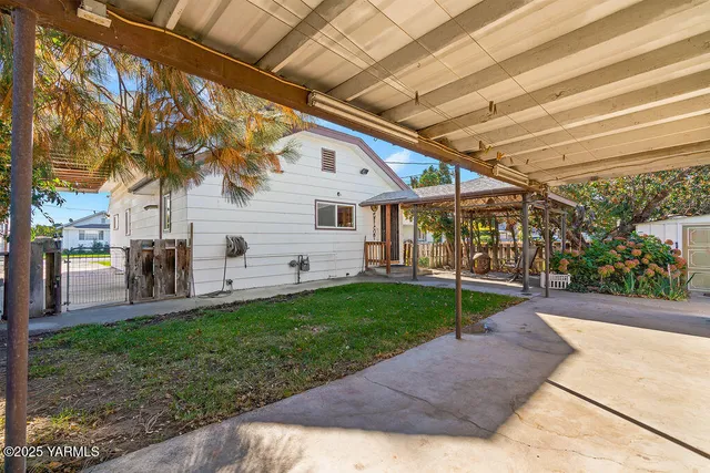 a view of a house with a backyard
