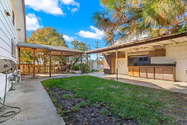 a view of a house with backyard and a garden