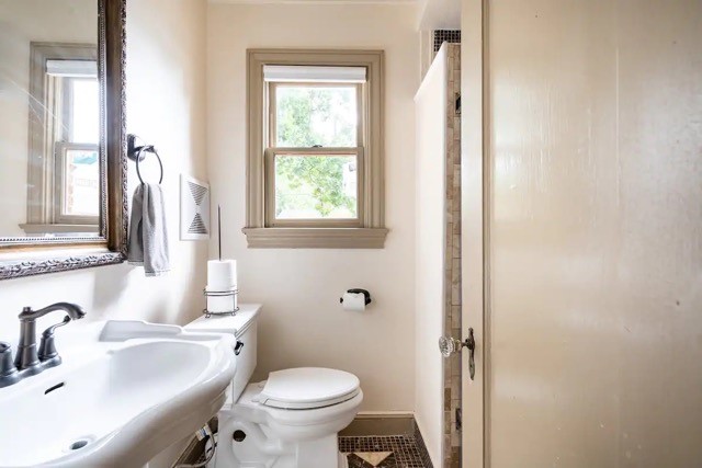 2505 Rosedale Street Houston, TX 77004 - Photo 21 of 39 a bathroom with a sink and a toilet