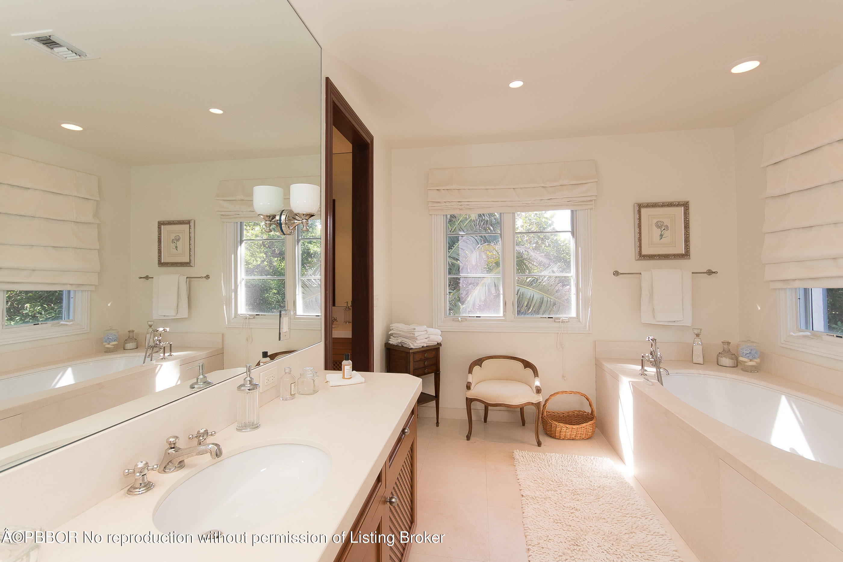 150 Woodbridge Road Palm Beach, FL 33480 - Photo 20 of 32 a spacious bathroom with a bathtub and a sink