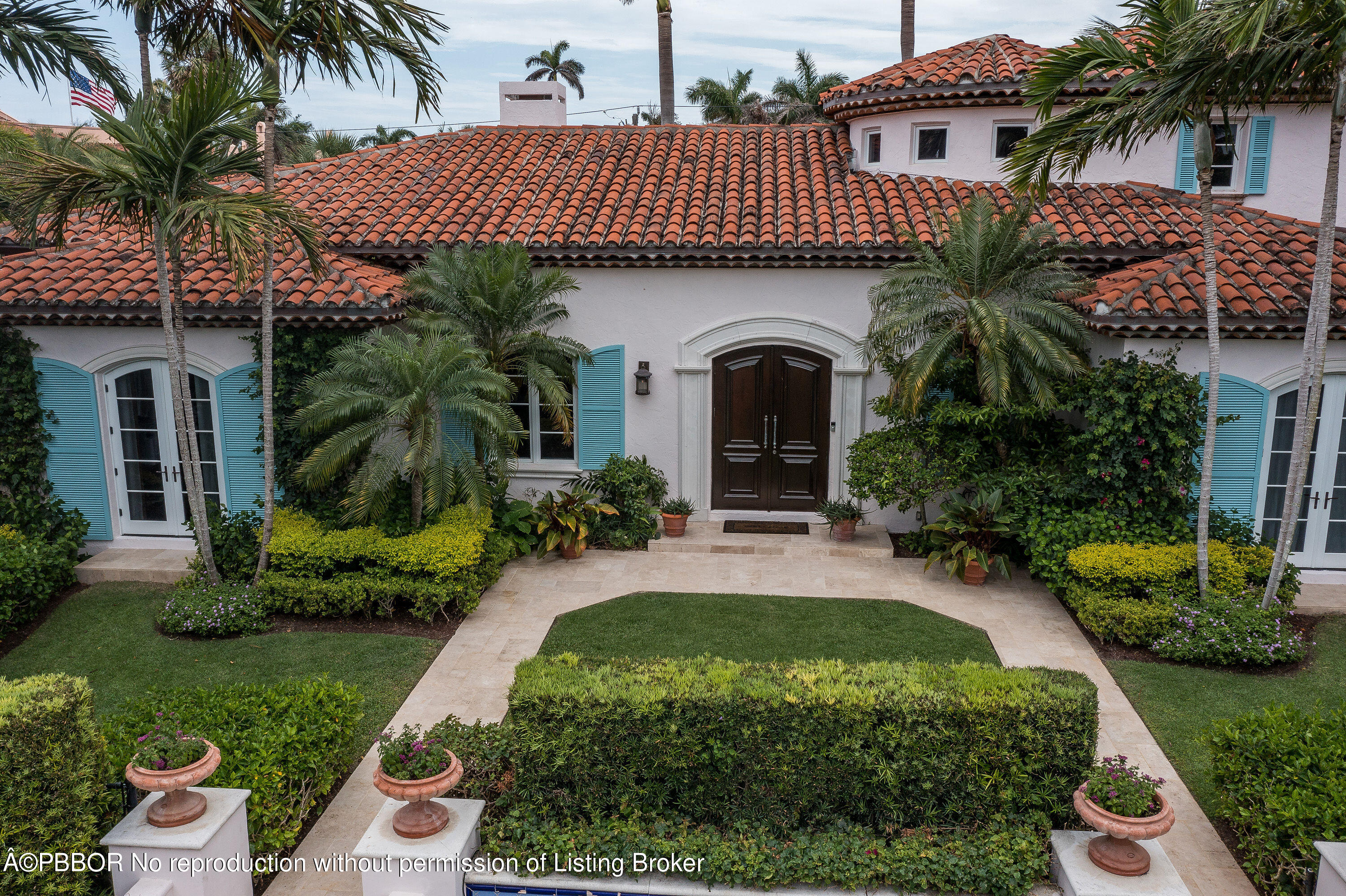 150 Woodbridge Road Palm Beach, FL 33480 - Photo 3 of 32 a front view of a house with garden