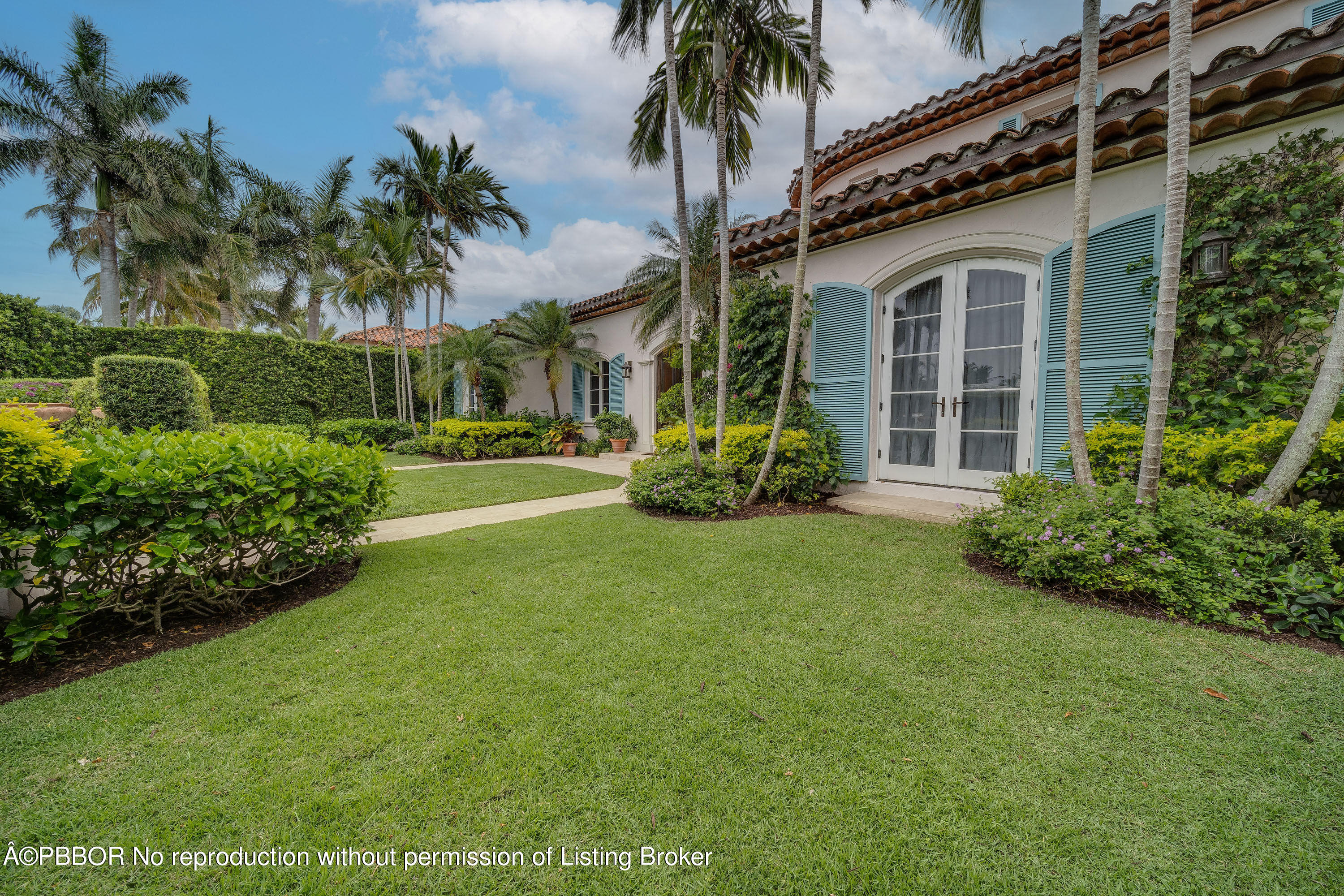 150 Woodbridge Road Palm Beach, FL 33480 - Photo 4 of 32 a front view of house with yard and green space