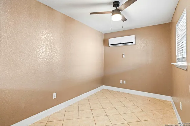 $1,400 | 236 East Dullnig Court, Unit 2, San Antonio, TX 78223