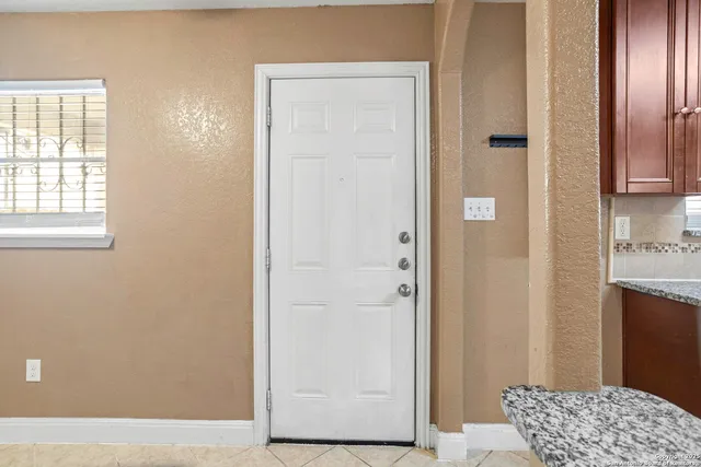 $1,400 | 236 East Dullnig Court, Unit 2, San Antonio, TX 78223