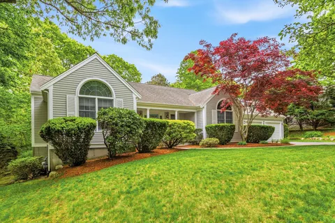 $1,050,000 | 103 Falling Leaf Lane, Osterville, MA 02655