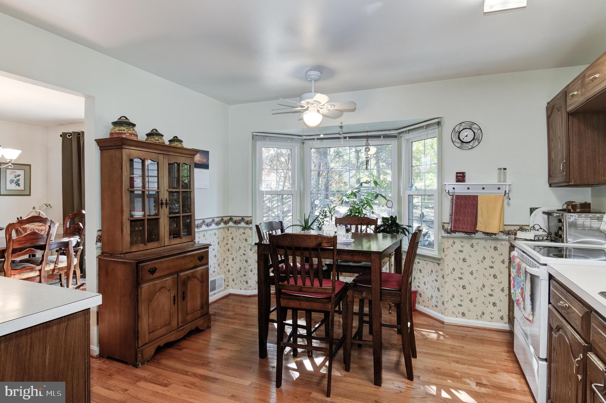 7915 Laural Valley Way Springfield, VA 22153 - Photo 7 of 19 Kitchen w/breakfast area