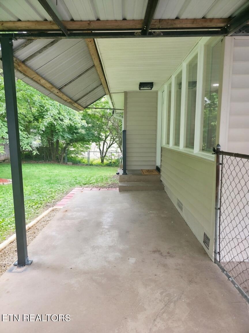 606 West Outer Drive Oak Ridge, TN 37830 - Photo 5 of 32 Covered Porch and entrance
