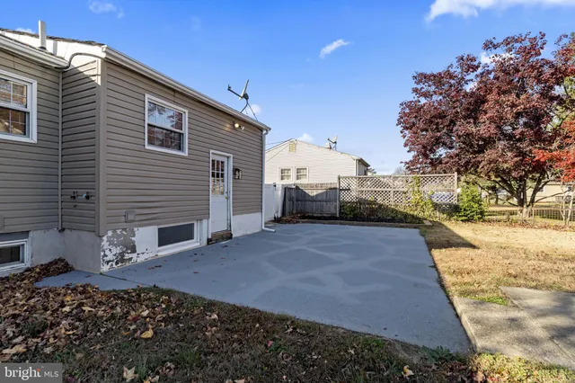 a view of a outdoor space with a house
