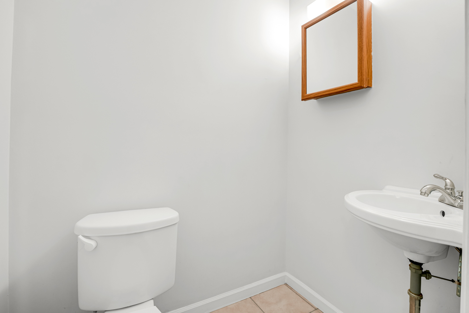 752 East 43rd Street, Unit 2E Chicago, IL 60653 - Photo 11 of 20 a bathroom with a sink mirror and toilet