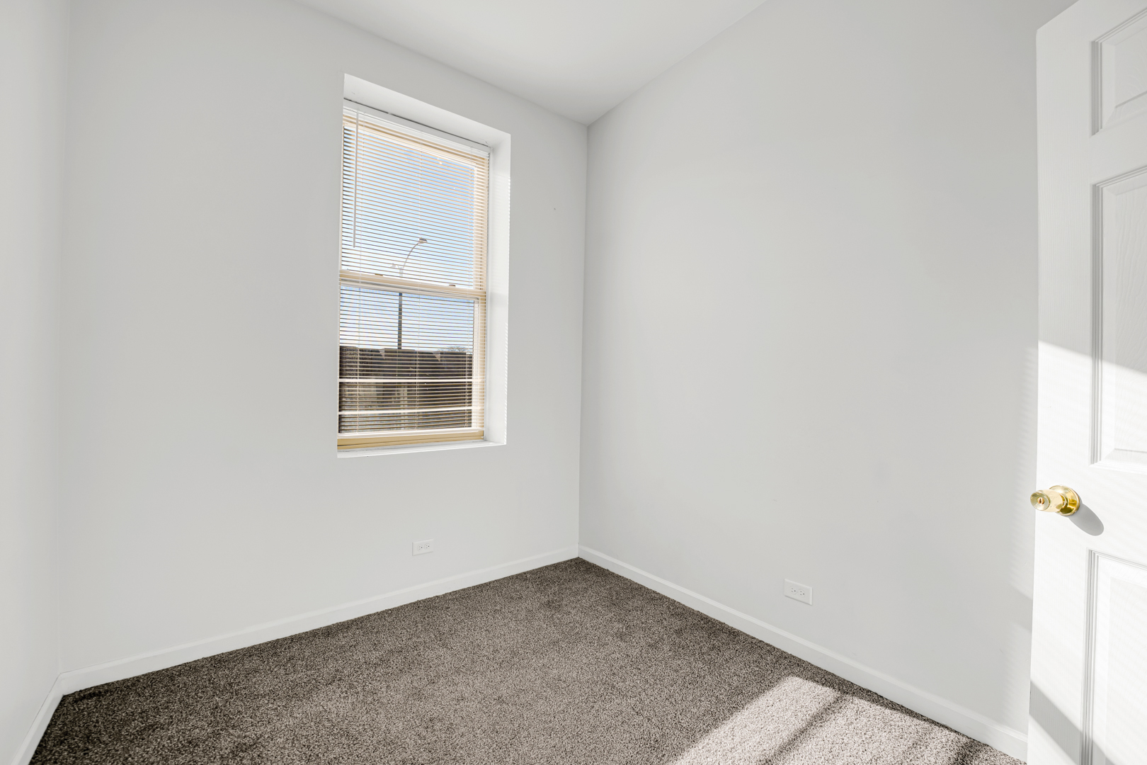 752 East 43rd Street, Unit 2E Chicago, IL 60653 - Photo 12 of 20 an empty room with a window