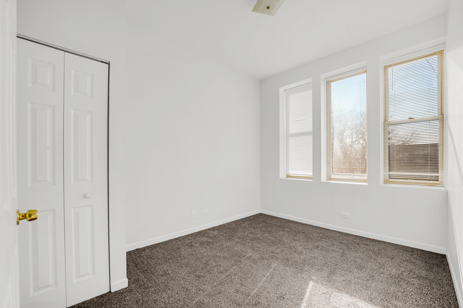 752 East 43rd Street, Unit 2E Chicago, IL 60653 - Photo 13 of 20 a view of an empty room with a window