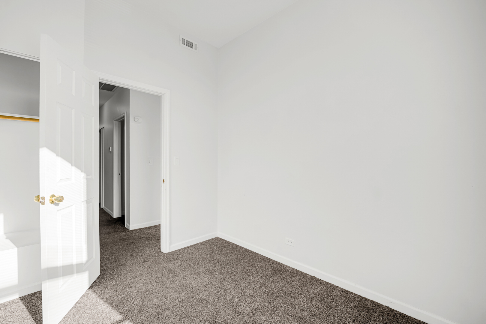 752 East 43rd Street, Unit 2E Chicago, IL 60653 - Photo 15 of 20 a view of an entryway