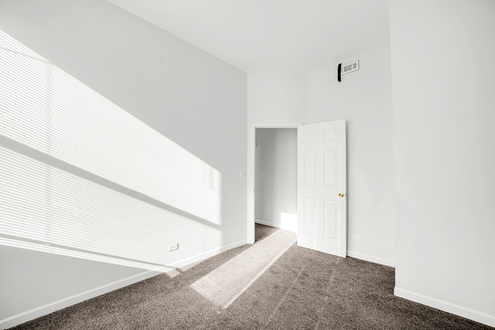 752 East 43rd Street, Unit 2E Chicago, IL 60653 - Photo 16 of 20 a view of a big room with closet and windows