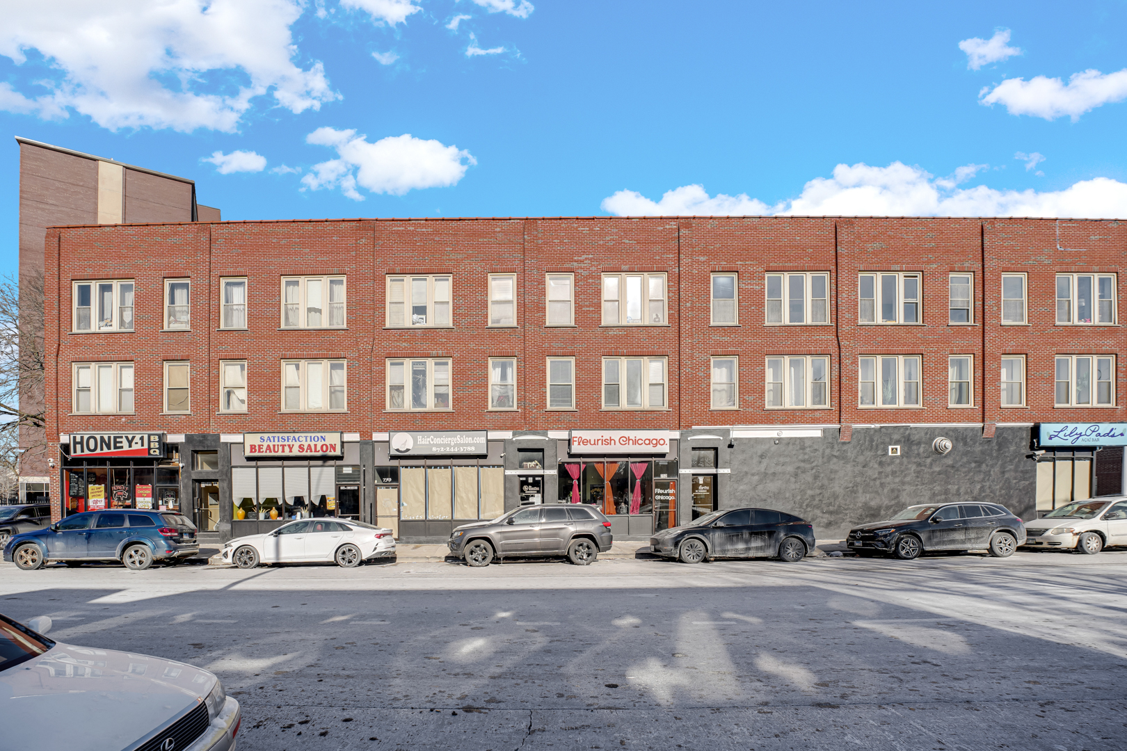 752 East 43rd Street, Unit 2E Chicago, IL 60653 - Photo 2 of 20 a view of a building with large windows