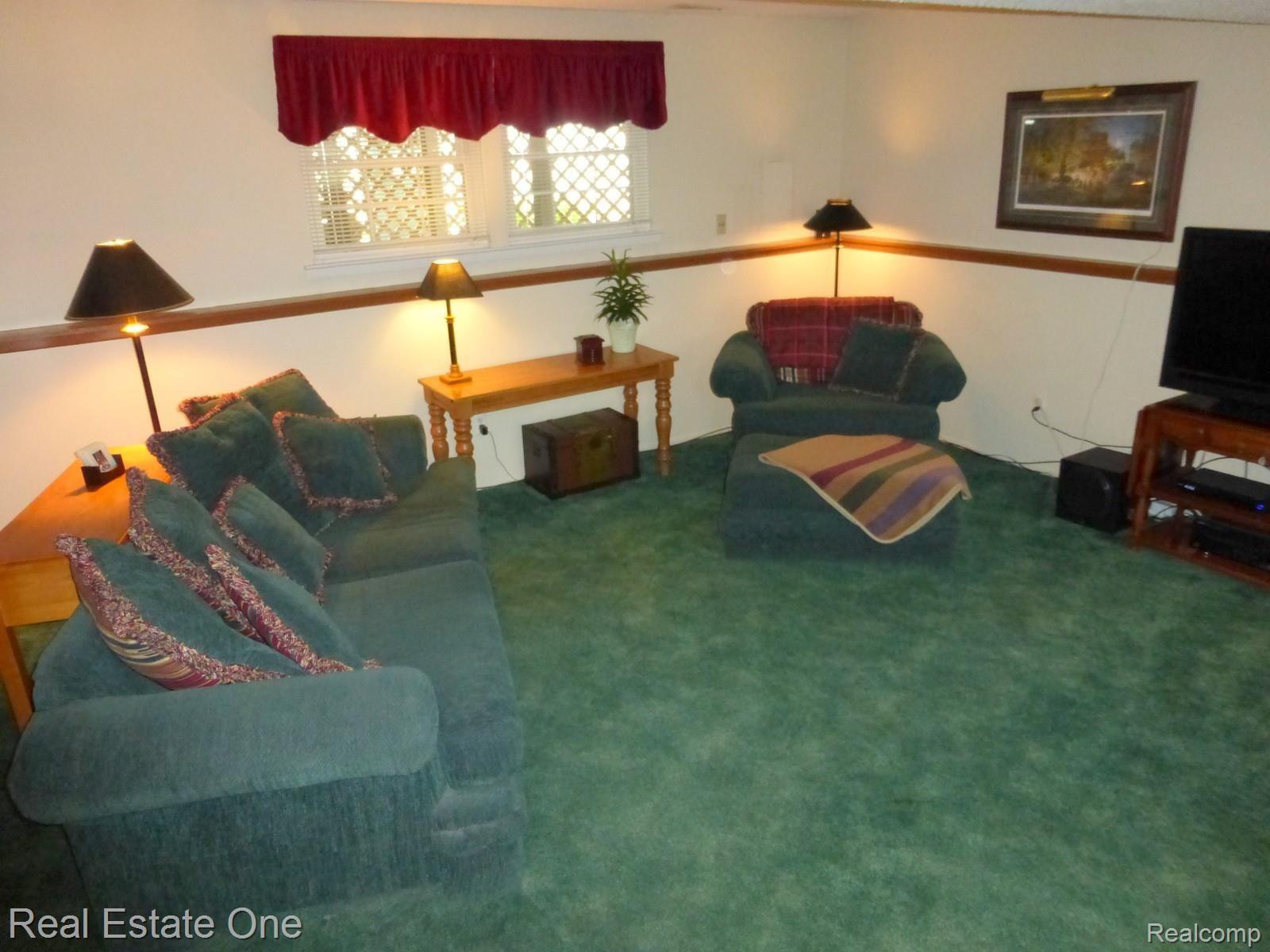 645 Hidden Ridge Drive Troy, MI 48083 - Photo 14 of 43 Family Room