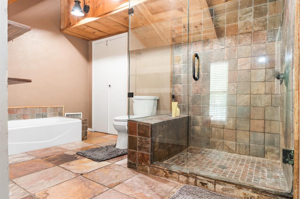 1504 Maple Street Irving, TX 75060 - Photo 21 of 40 Upstairs